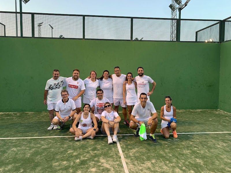 Club-Escuela de padel Lucus Solis de Sanlucar la Mayor en Sanlúcar la Mayor - Foto 1