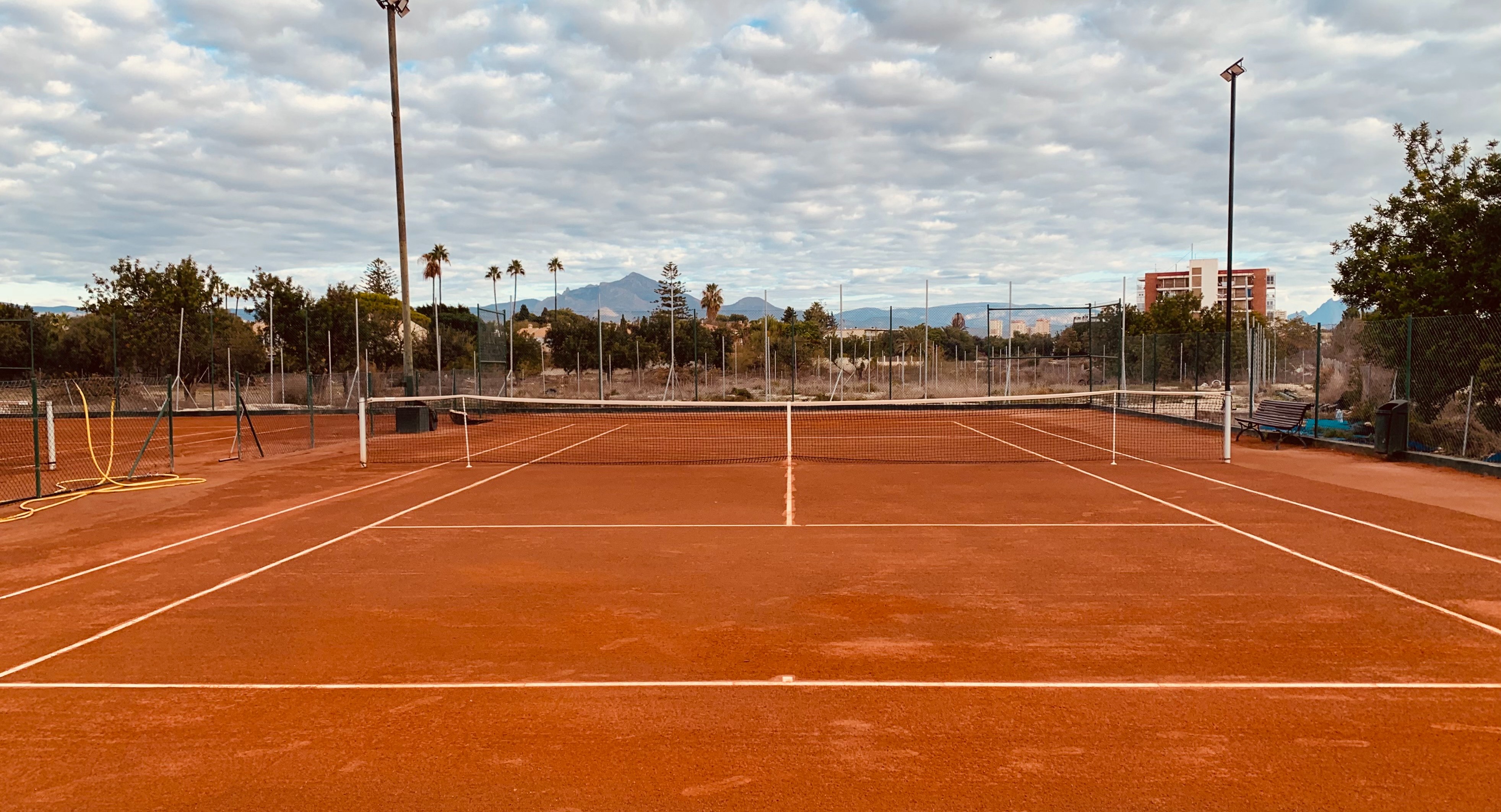 Deuce Racket Club (Pau5)