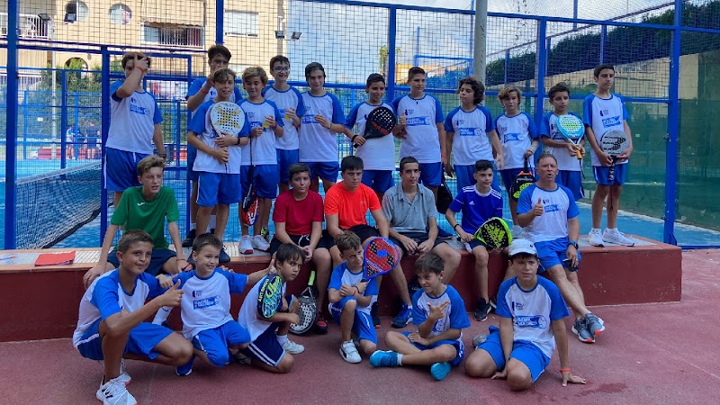 Locos por el Pádel en Puebla de Farnáls - Foto 1