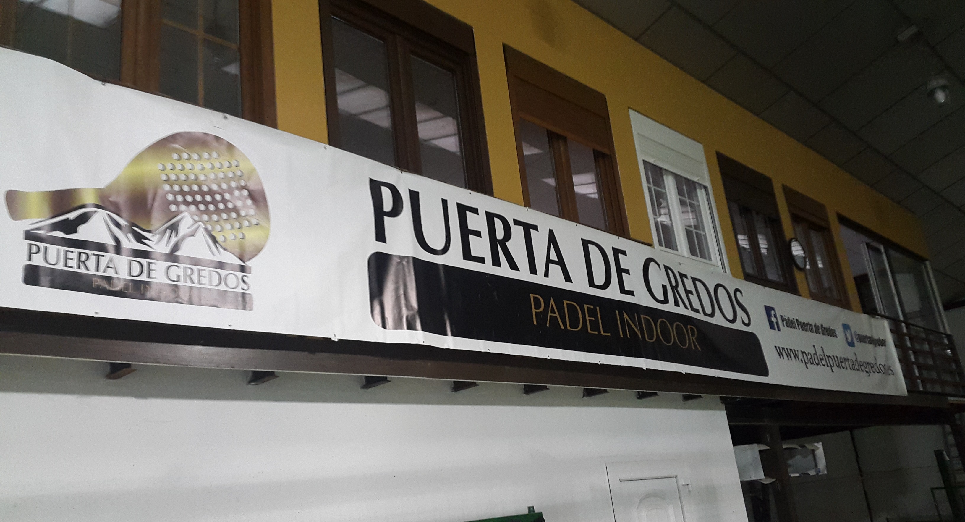 Pádel Puerta de Gredos en Ramacastañas - Foto 1