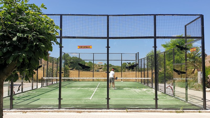 Pista municipal de Pádel de Urueñas en Urueñas - Foto 1